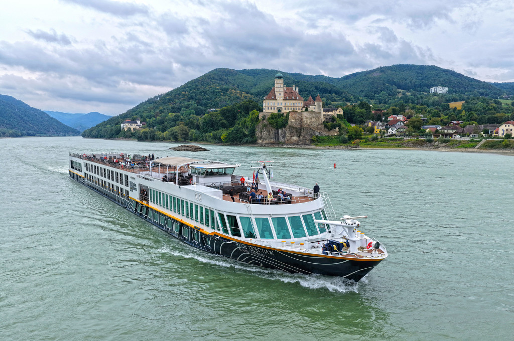 Bild des jeweiligen Schiffs auf dem Wasser