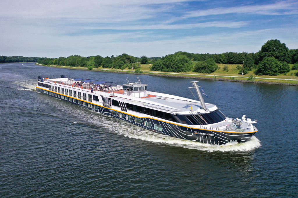 Bild des jeweiligen Schiffs auf dem Wasser