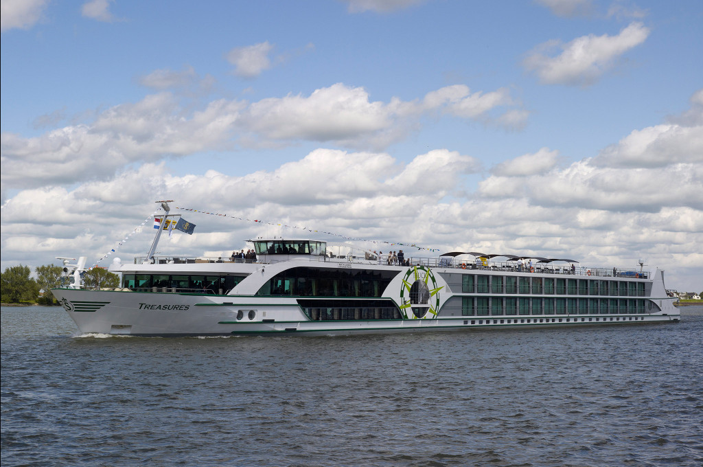 Bild des jeweiligen Schiffs auf dem Wasser