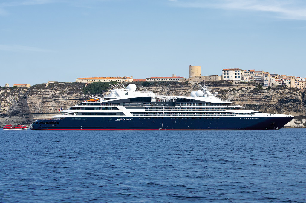 Bild des jeweiligen Schiffs auf dem Wasser