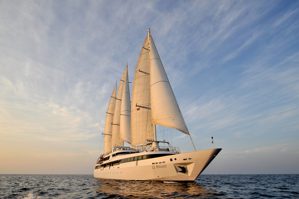 Bild des jeweiligen Schiffs auf dem Wasser