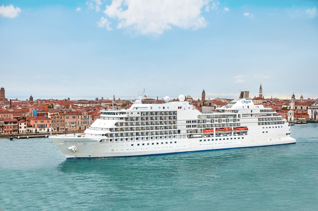 Bild des jeweiligen Schiffs auf dem Wasser