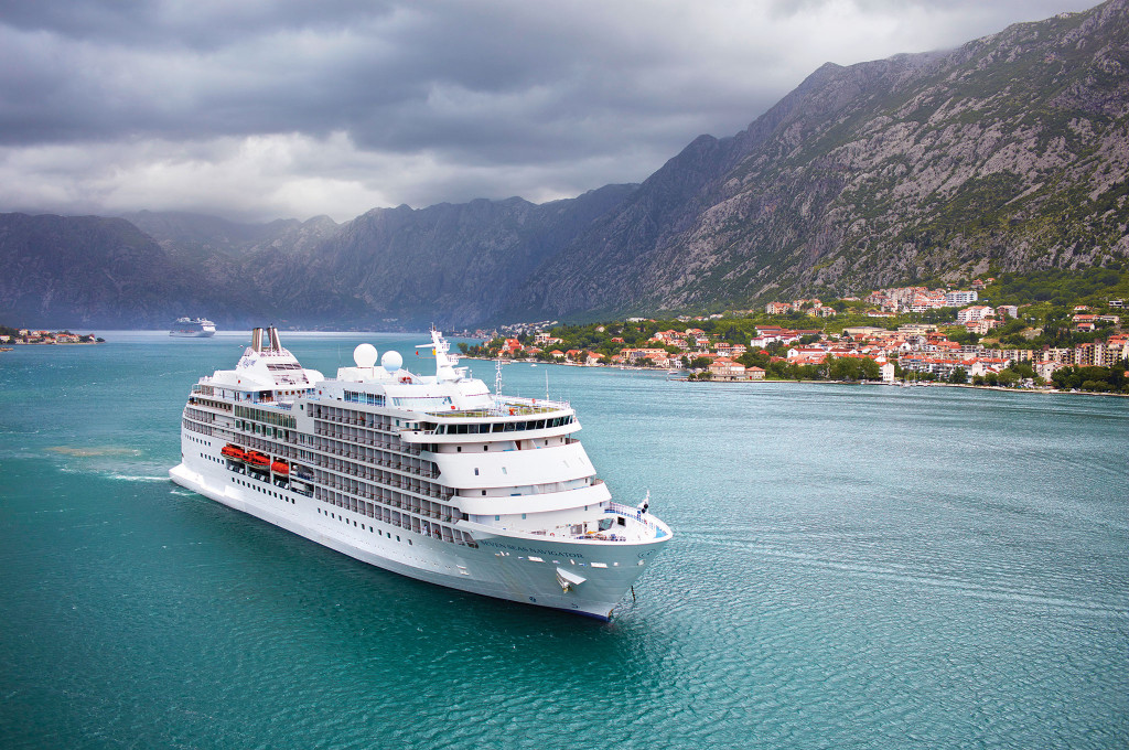 Bild des jeweiligen Schiffs auf dem Wasser