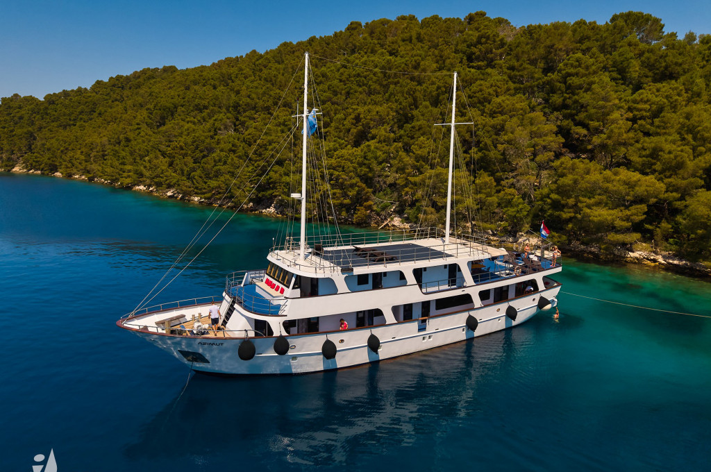 Bild des jeweiligen Schiffs auf dem Wasser