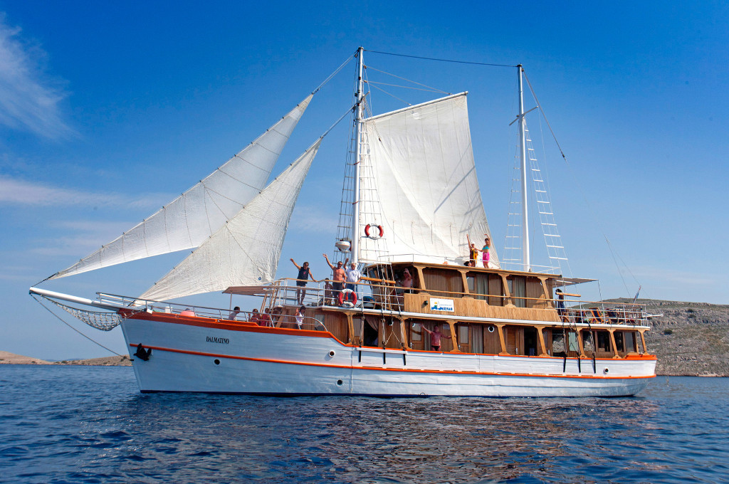 Bild des jeweiligen Schiffs auf dem Wasser