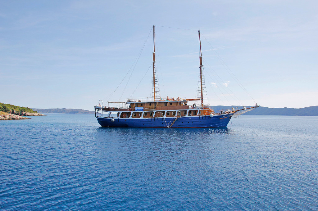 Bild des jeweiligen Schiffs auf dem Wasser