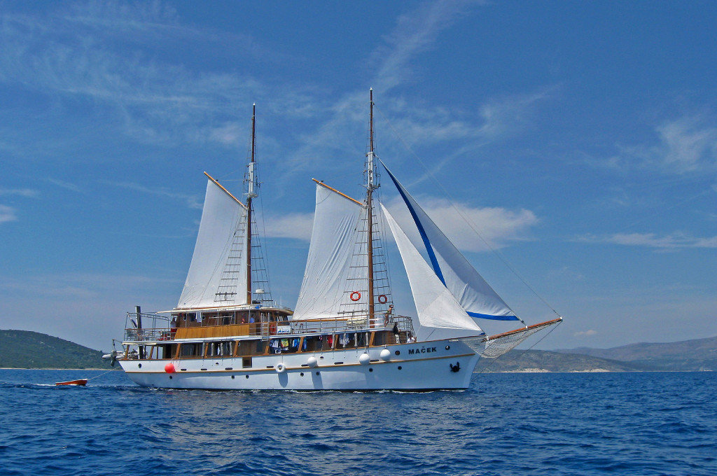 Bild des jeweiligen Schiffs auf dem Wasser