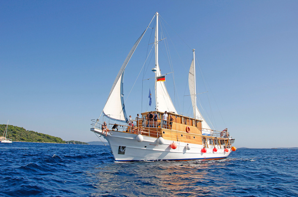 Bild des jeweiligen Schiffs auf dem Wasser
