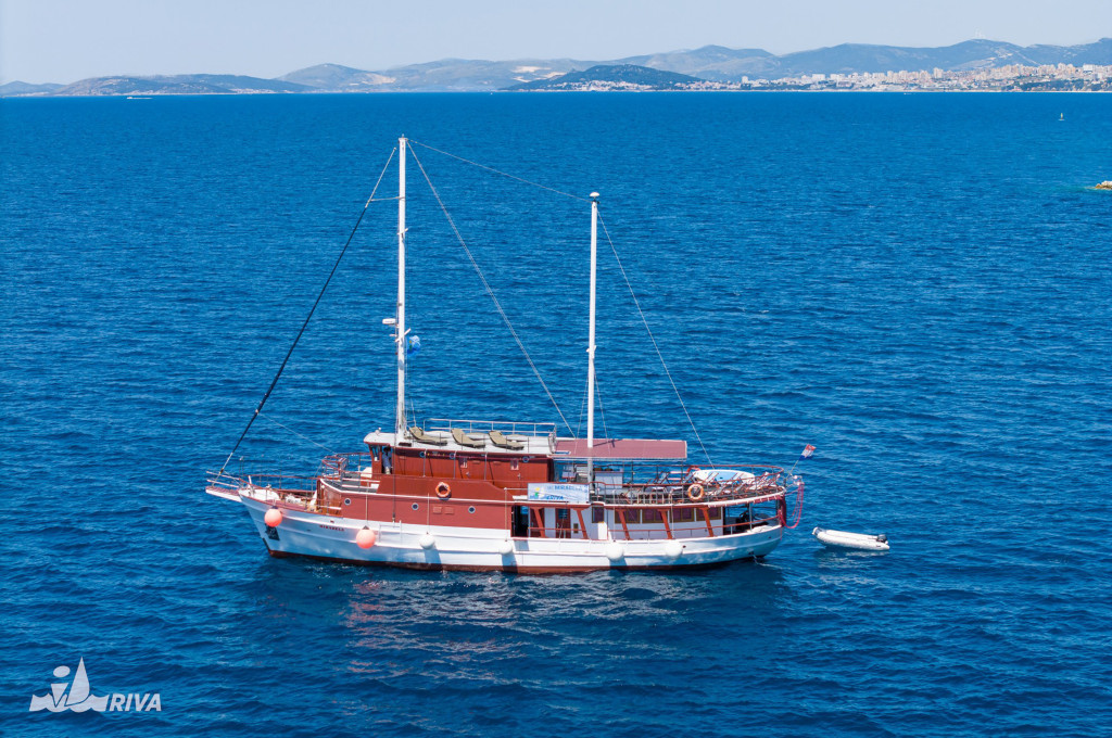 Bild des jeweiligen Schiffs auf dem Wasser