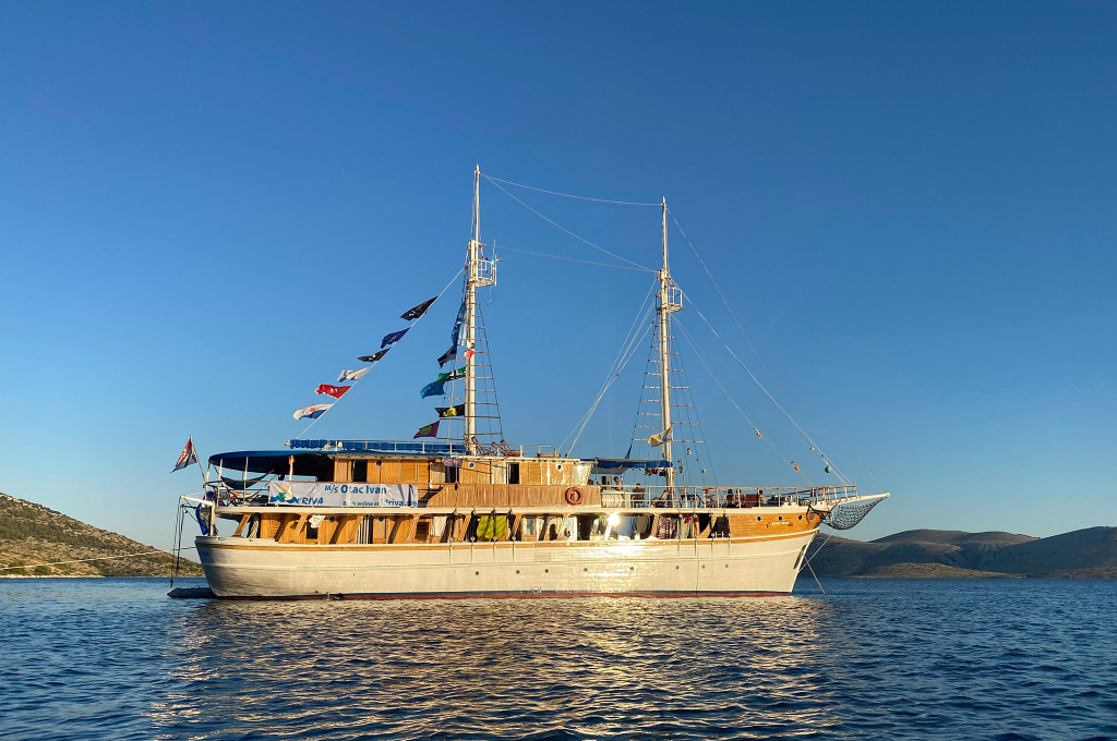 Bild des jeweiligen Schiffs auf dem Wasser
