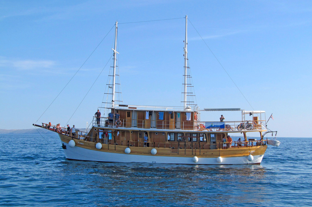 Bild des jeweiligen Schiffs auf dem Wasser