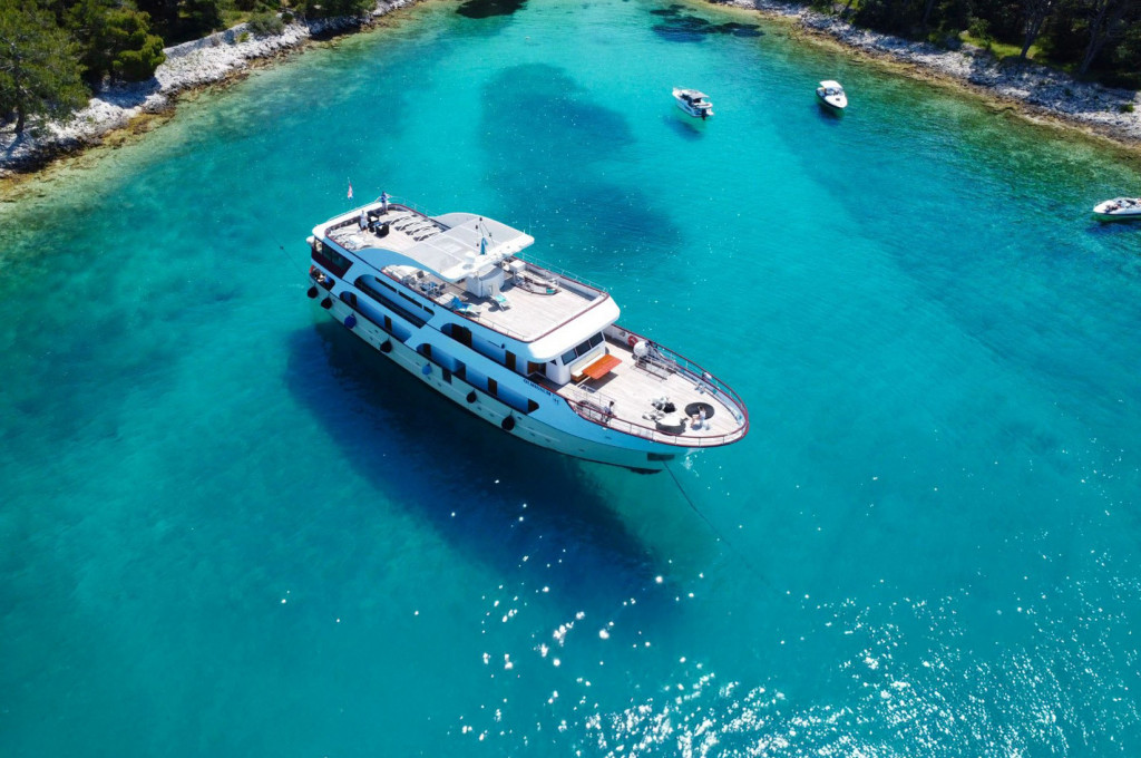 Bild des jeweiligen Schiffs auf dem Wasser