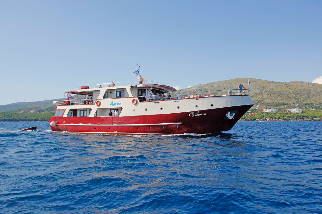 Bild des jeweiligen Schiffs auf dem Wasser