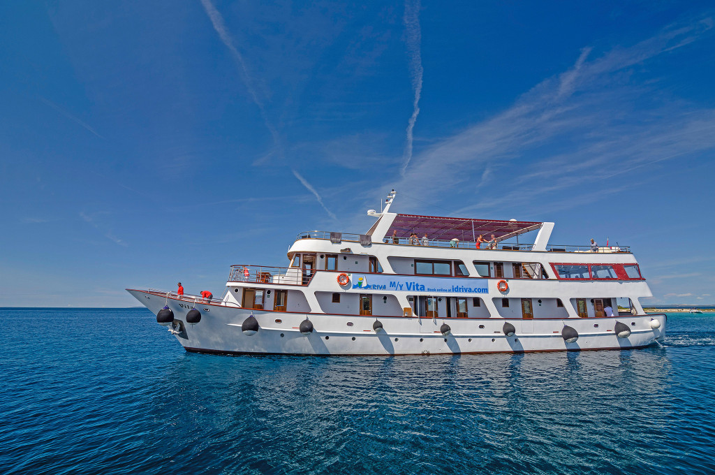 Bild des jeweiligen Schiffs auf dem Wasser