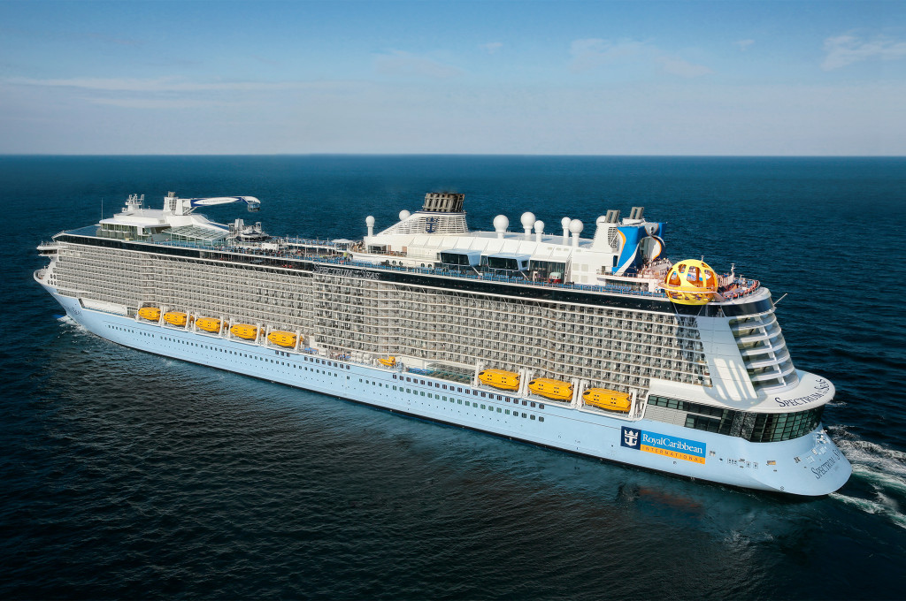Bild des jeweiligen Schiffs auf dem Wasser