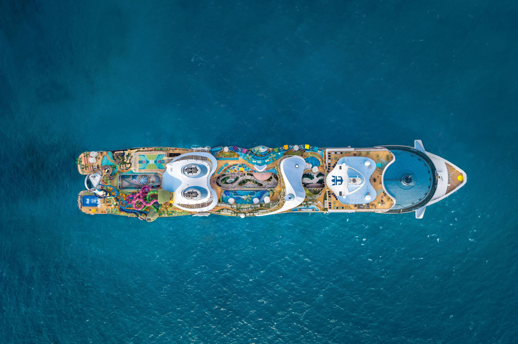 Bild des jeweiligen Schiffs auf dem Wasser