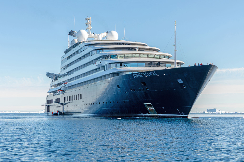 Bild des jeweiligen Schiffs auf dem Wasser