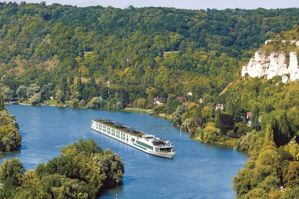 Bild des jeweiligen Schiffs auf dem Wasser