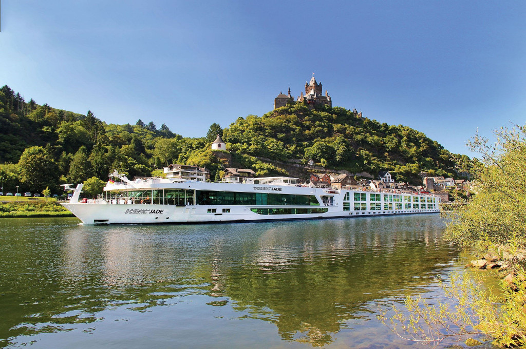 Bild des jeweiligen Schiffs auf dem Wasser