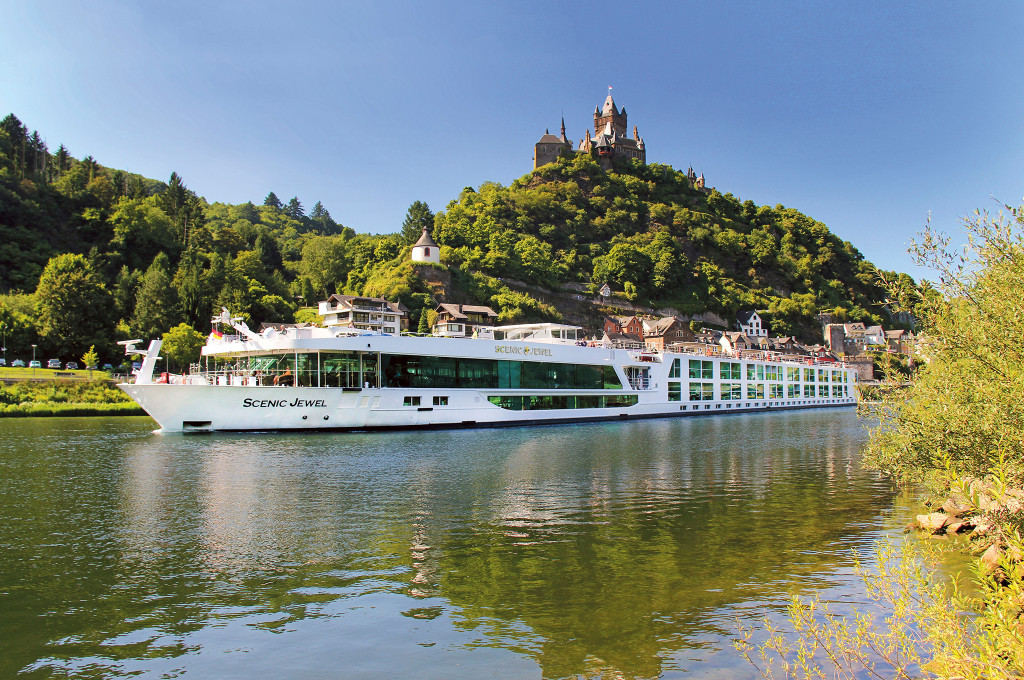 Bild des jeweiligen Schiffs auf dem Wasser