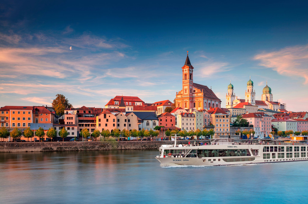Bild des jeweiligen Schiffs auf dem Wasser