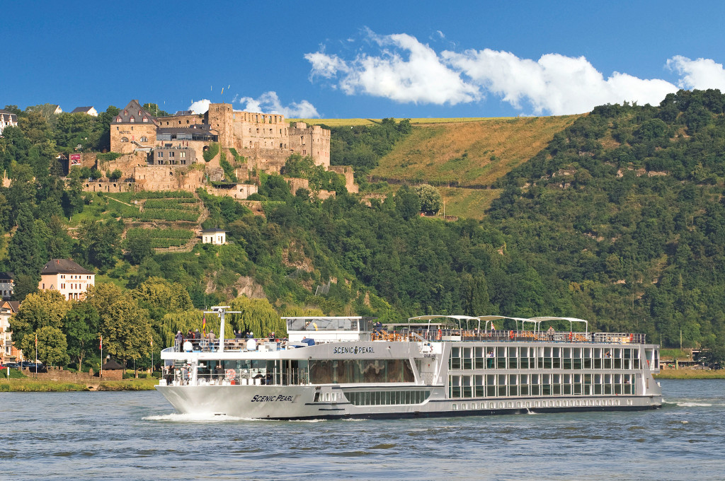 Bild des jeweiligen Schiffs auf dem Wasser
