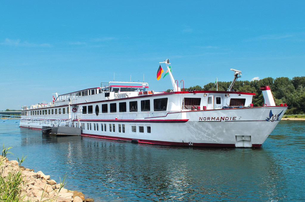 Bild des jeweiligen Schiffs auf dem Wasser