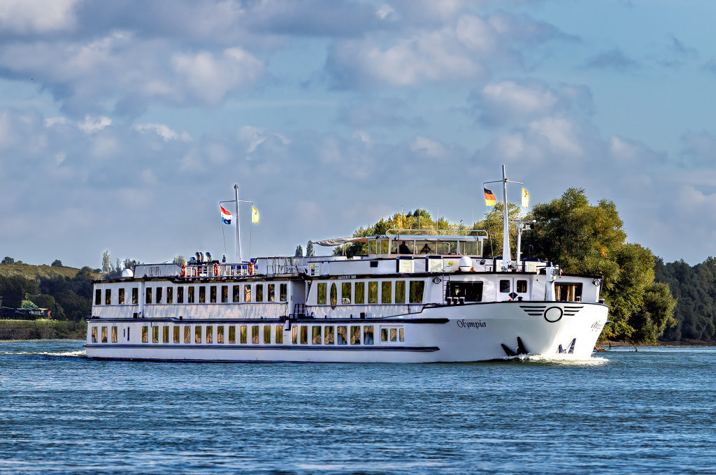 Bild des jeweiligen Schiffs auf dem Wasser