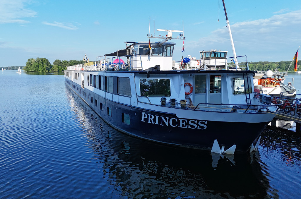Bild des jeweiligen Schiffs auf dem Wasser