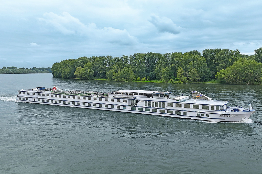 Bild des jeweiligen Schiffs auf dem Wasser
