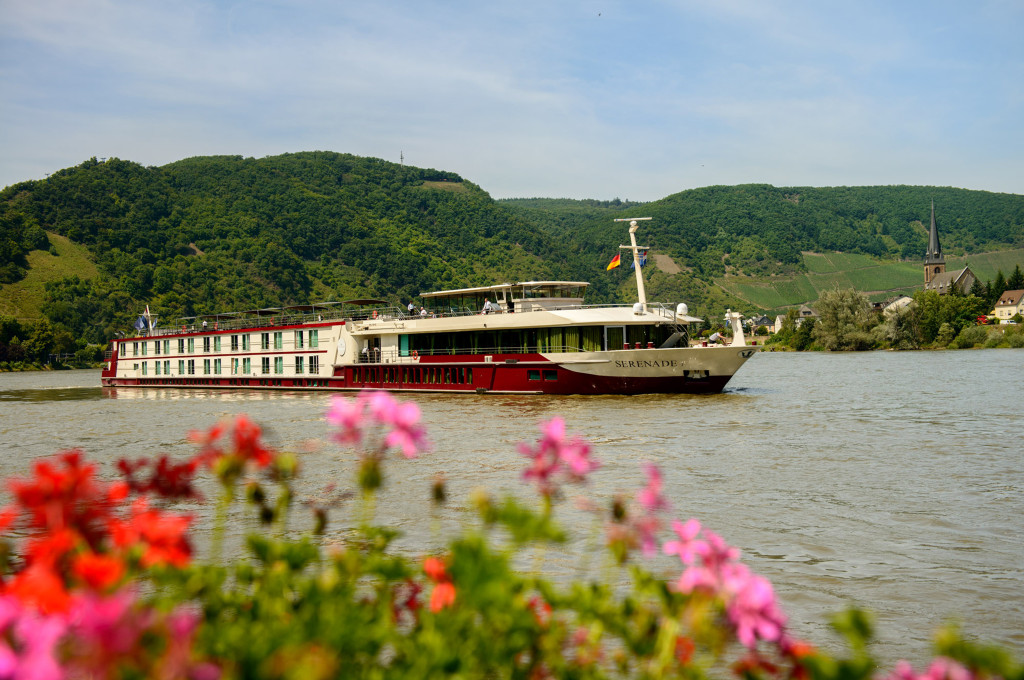 Bild des jeweiligen Schiffs auf dem Wasser