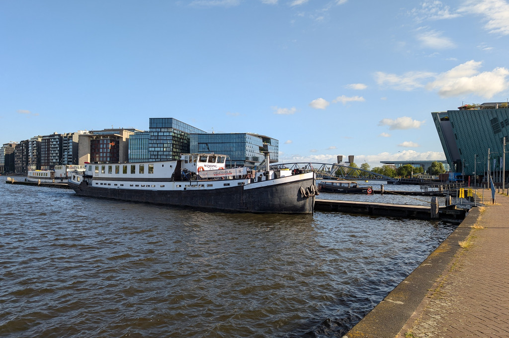 Bild des jeweiligen Schiffs auf dem Wasser
