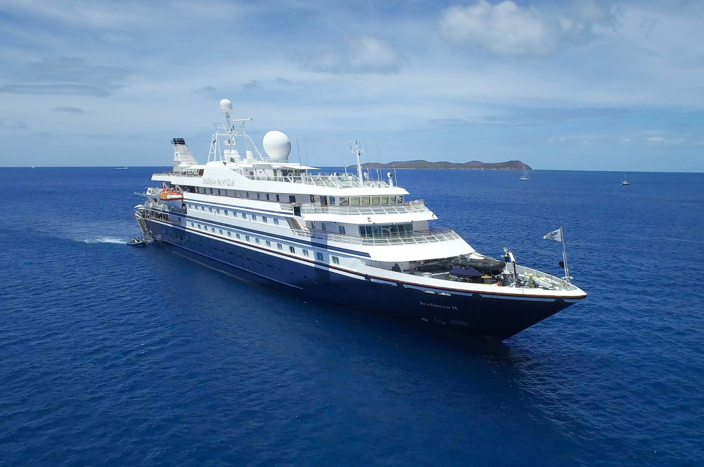 Bild des jeweiligen Schiffs auf dem Wasser