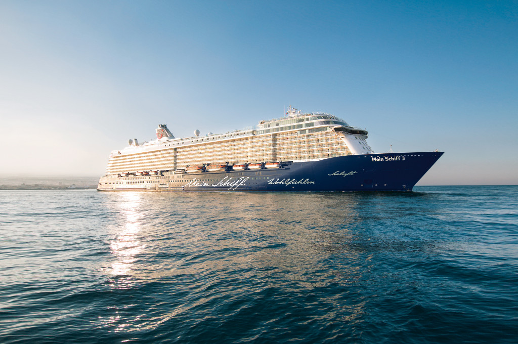 Bild des jeweiligen Schiffs auf dem Wasser