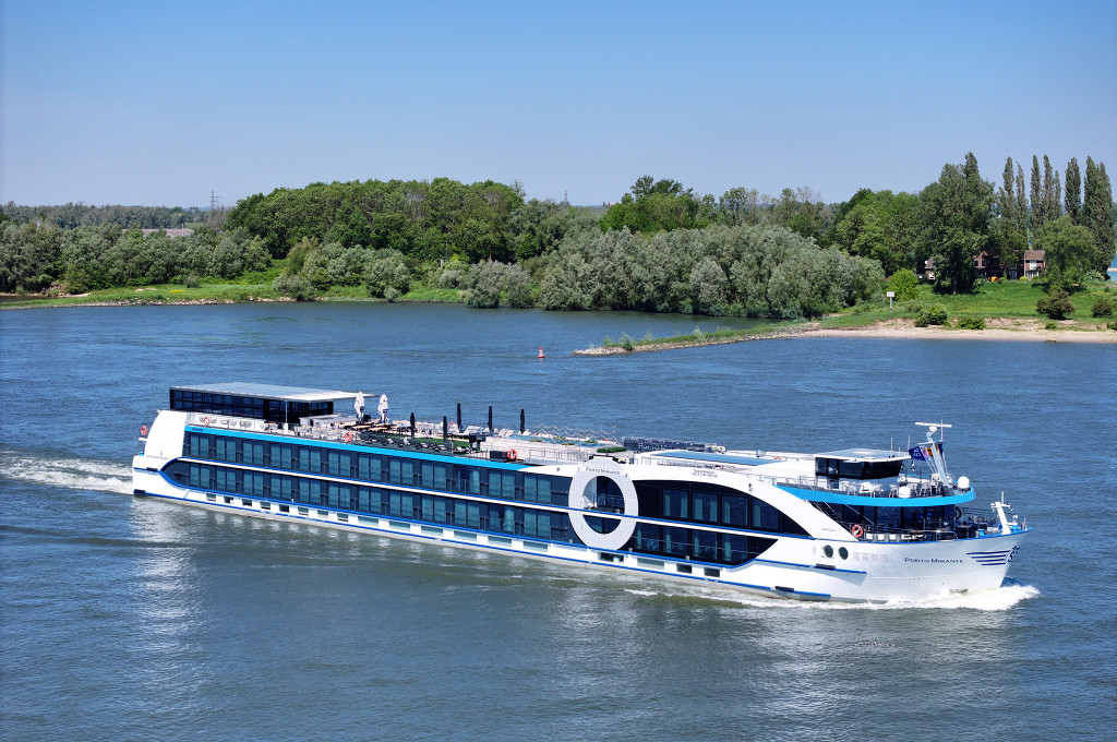 Bild des jeweiligen Schiffs auf dem Wasser