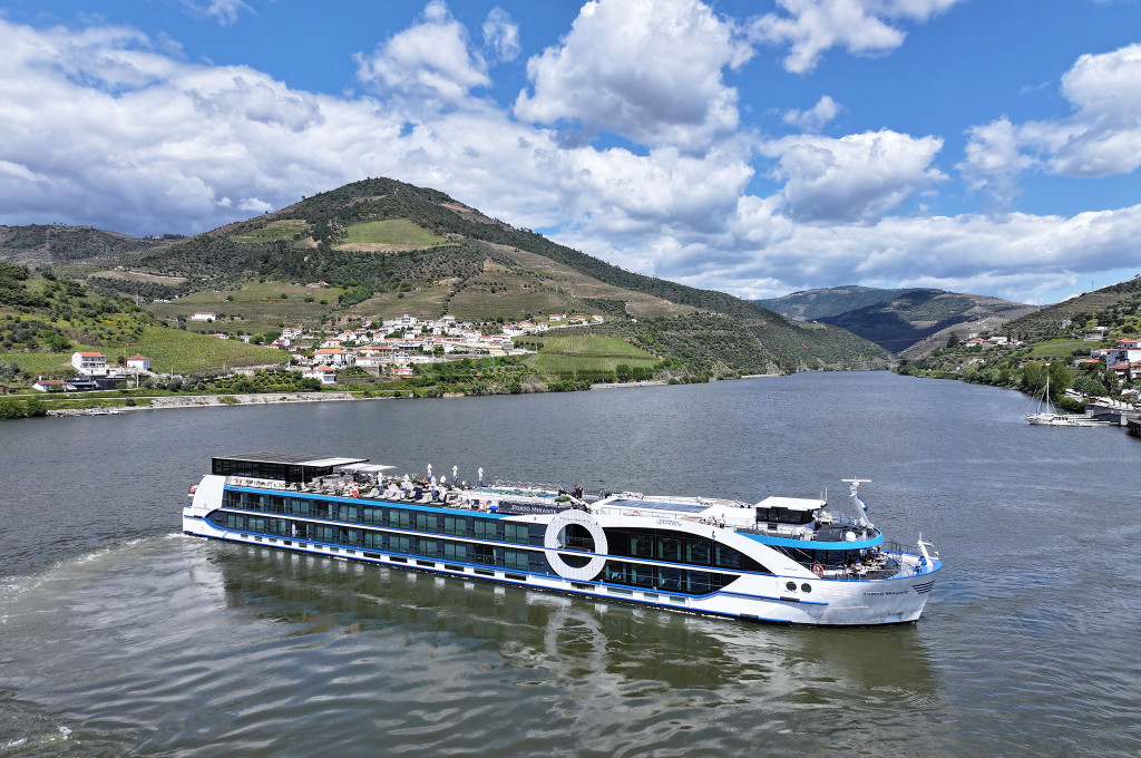 Bild des jeweiligen Schiffs auf dem Wasser