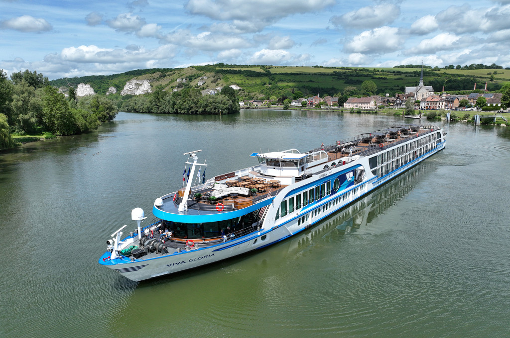 Bild des jeweiligen Schiffs auf dem Wasser