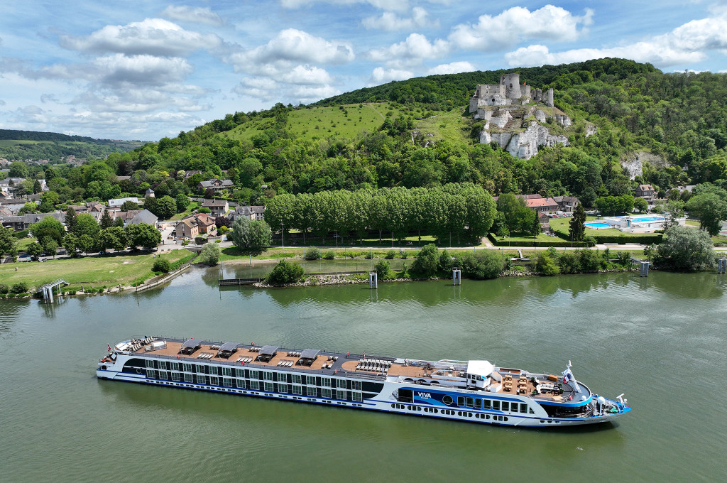 Bild des jeweiligen Schiffs auf dem Wasser