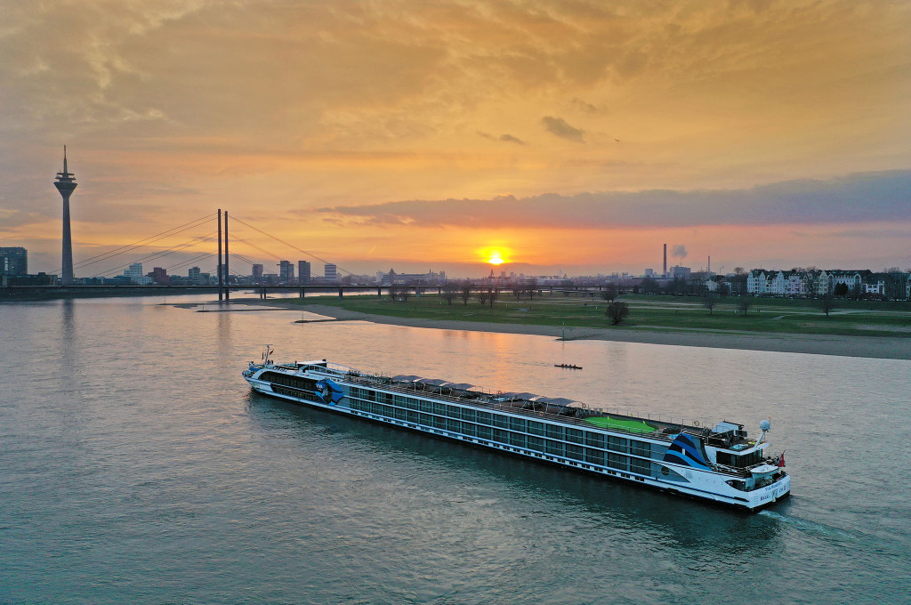 Bild des jeweiligen Schiffs auf dem Wasser