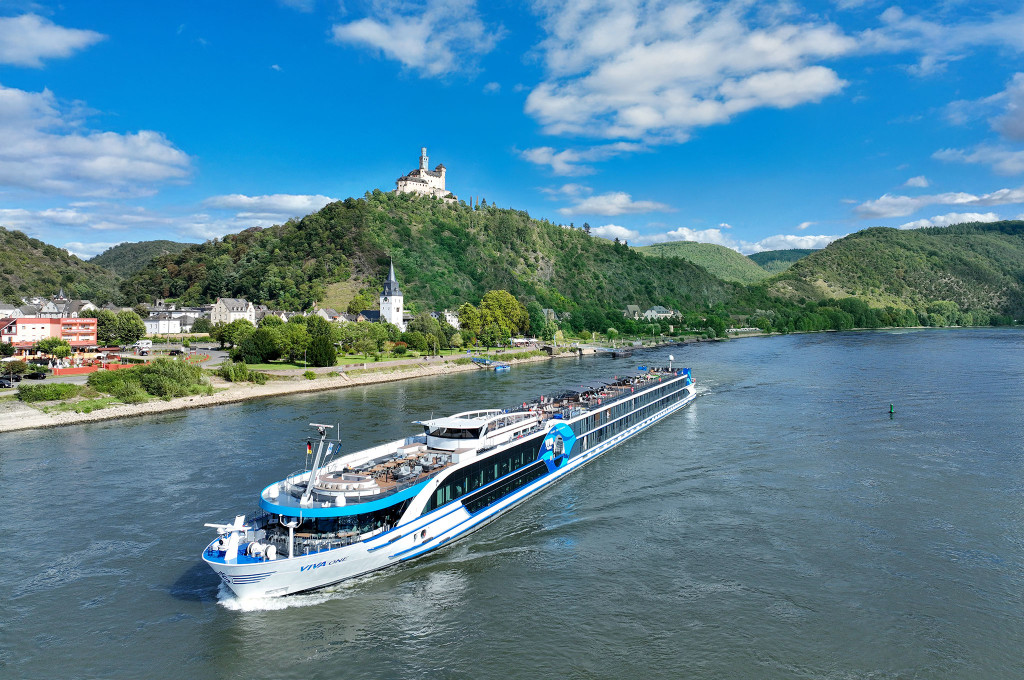 Bild des jeweiligen Schiffs auf dem Wasser